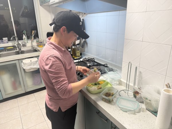 武康路上的外籍夫妇为普通家政员手绘绘本，还说：“你就是孩子的第三位家长”